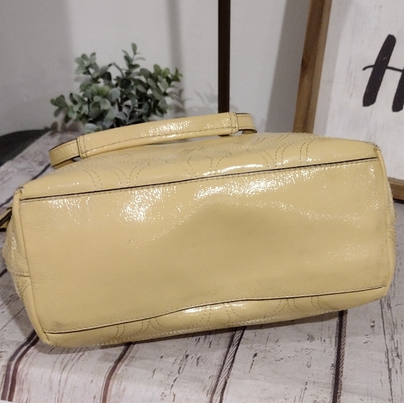 😁 Coach Custard Yellow Patent Leather Signature Stripe Tote Shoulder Bag - Picture 10 of 13